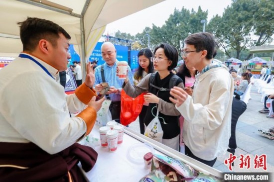 圖為廣州市民體驗(yàn)果洛特產(chǎn)。 果洛州文體旅游廣電局 供圖