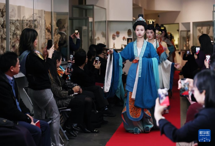 3月13日，在位于法國(guó)巴黎的吉美國(guó)立亞洲藝術(shù)博物館，模特展示敦煌復(fù)原服飾。新華社記者 高靜 攝