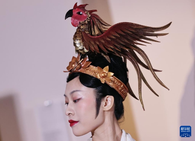 3月13日，在位于法國(guó)巴黎的吉美國(guó)立亞洲藝術(shù)博物館，模特展示敦煌復(fù)原服飾。新華社記者 高靜 攝