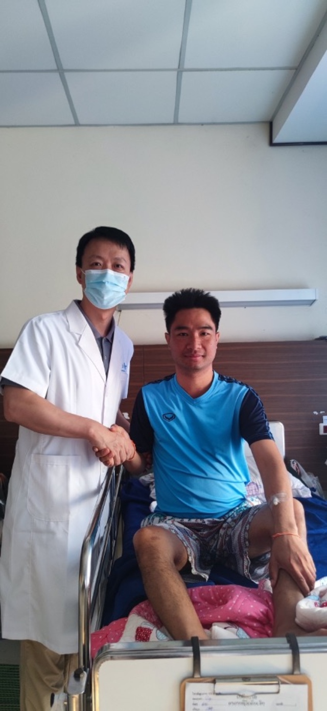 李凱教授與術后康復的患者合影。中國駐老撾大使館供圖