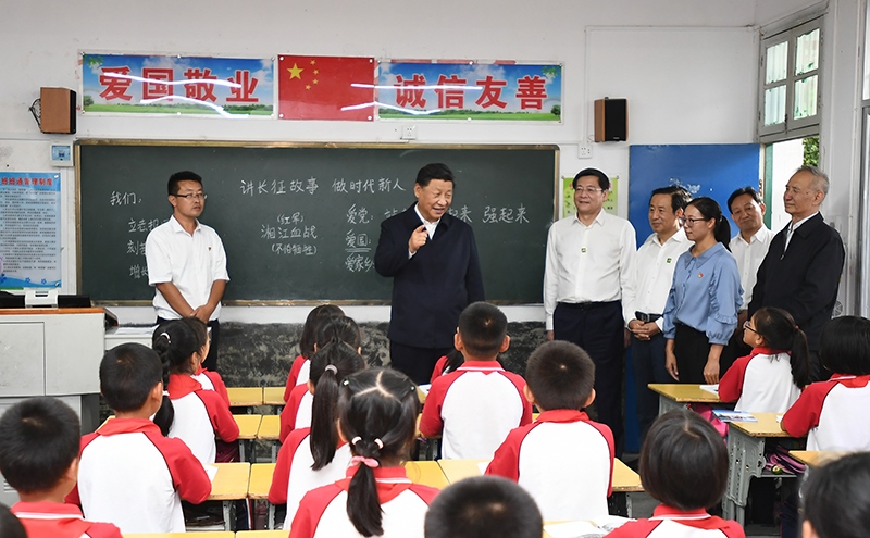 2020年9月16日，習(xí)近平總書記在湖南省郴州市汝城縣文明瑤族鄉(xiāng)第一片小學(xué)，同正在上思政課的同學(xué)們親切交流。