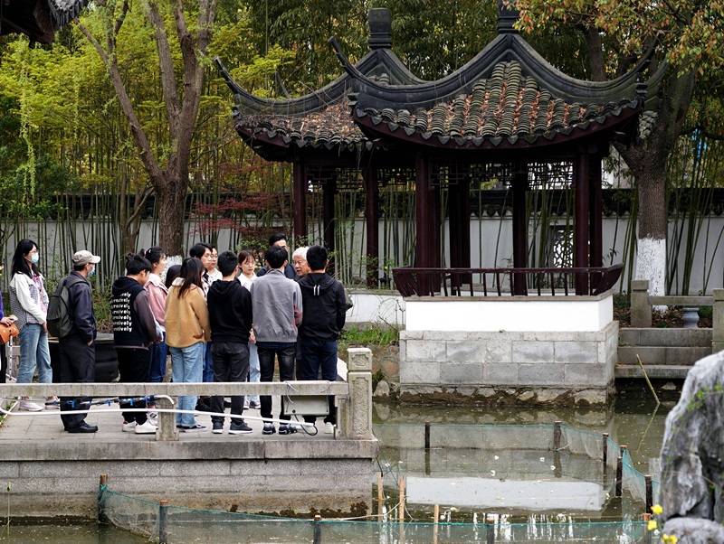 2021年3月30日，在上海交通大學(xué)南蘇園的“微型洱?！迸裕缀Ｄ辖淌跒閷W(xué)生們打造“沉浸式”思政課。