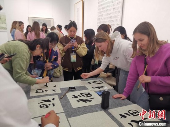 比利時(shí)學(xué)生體驗(yàn)書法。杭州師范大學(xué)供圖