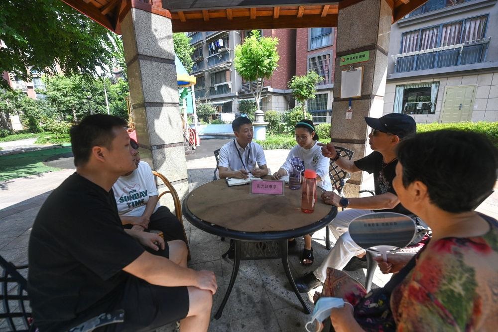 △2023年7月21日，在位于浙江杭州臨安區(qū)錦南街道水岸陽(yáng)光小區(qū)的陽(yáng)光議事廳，街道干部在聽(tīng)取居民們反映的問(wèn)題及意見(jiàn)。