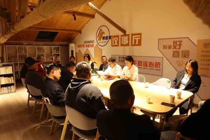 △浙江金華武義縣后陳村“鄰舍家”協(xié)商議事會(huì)討論舊村改造事宜。