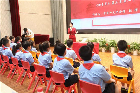 △ 2023年9月1日，中共一大紀(jì)念館帶著館藏珍貴文物《新青年》第三卷第二號(hào)來到靜安區(qū)第一中心小學(xué)。
