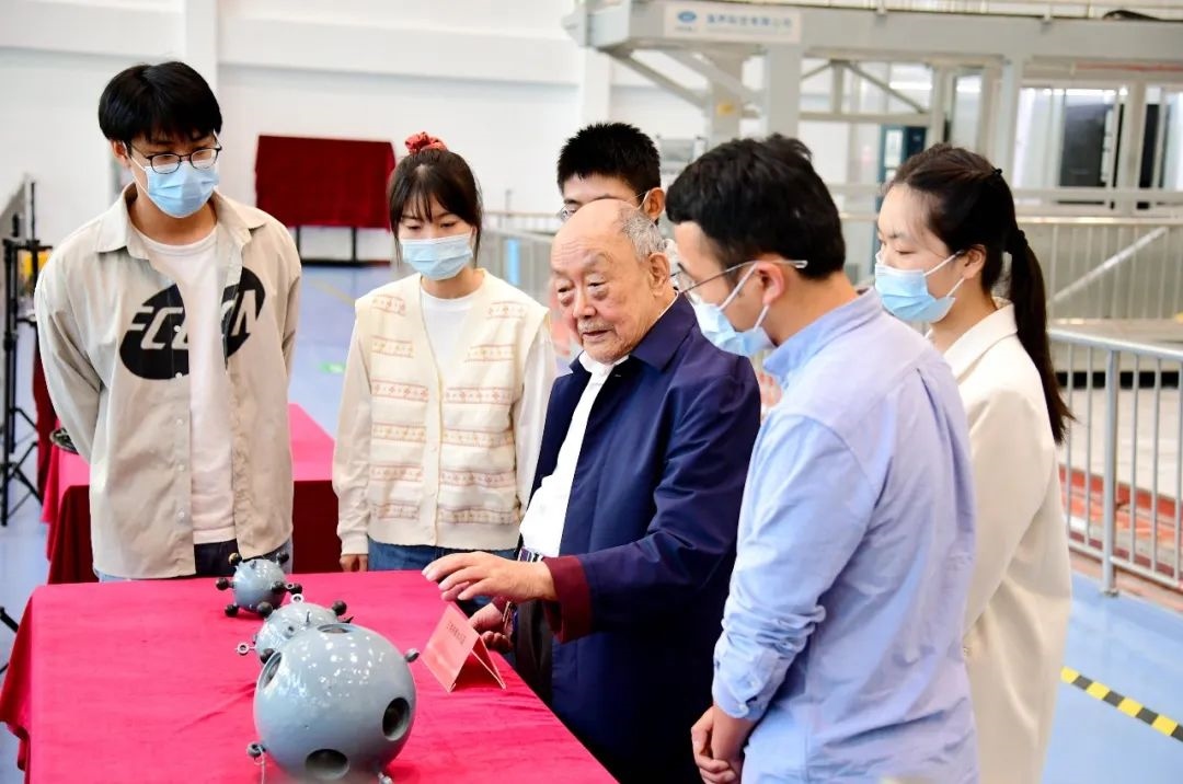楊士莪院士在實(shí)驗(yàn)室指導(dǎo)學(xué)生。哈爾濱工程大學(xué)供圖