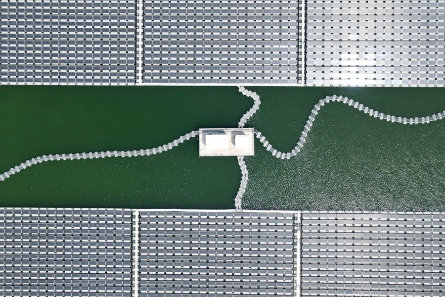 2022年8月25日拍攝的潁上縣毛圩水上光伏電站（無人機照片）。近年來，安徽省阜陽市潁上縣古城鎮(zhèn)積極推進采煤沉陷區(qū)治理工作，將昔日的采煤沉陷區(qū)建設(shè)成水上光伏電站，既減少占用土地面積，又能生產(chǎn)清潔能源。