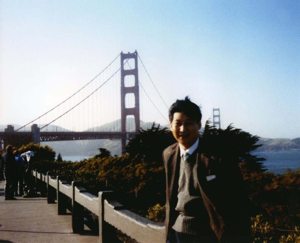 這是1985年，時任正定縣委書記的習近平在美國考察時的照片。新華社發(fā)