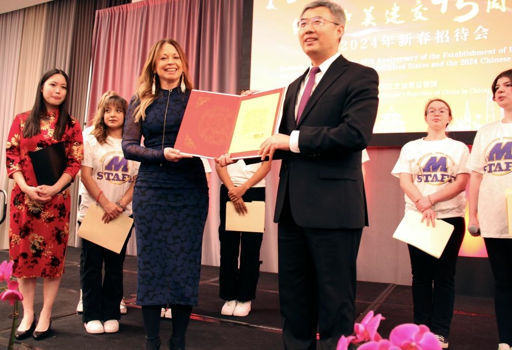 2024年2月27日，中國駐芝加哥總領事館舉辦慶祝中美建交45周年招待會，來自馬斯卡廷中學的學生們在招待會上收到一份特殊禮物——中國國家主席習近平給他們的復信。新華社記者 徐靜 攝