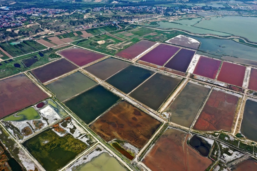 這是2023年7月11日拍攝的山西運城鹽湖一角（無人機照片）。按照“生態(tài)優(yōu)先、保護為主、適度開發(fā)”的原則，2020年9月，運城市全面停止鹽湖范圍內(nèi)的工業(yè)生產(chǎn)活動。近年來，千年鹽湖正在向生態(tài)保護、風貌重塑、產(chǎn)業(yè)轉(zhuǎn)型、全域旅游的“綠色發(fā)展”轉(zhuǎn)變。
