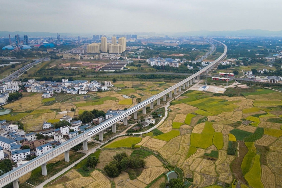2021年10月14日，聯(lián)調(diào)聯(lián)試列車經(jīng)過贛深高鐵信豐特大橋（無人機照片）。2021年12月10日，連通贛南革命老區(qū)與深圳經(jīng)濟特區(qū)的贛深高鐵正式開通運營，江西與粵港澳大灣區(qū)間形成快速客運通道。