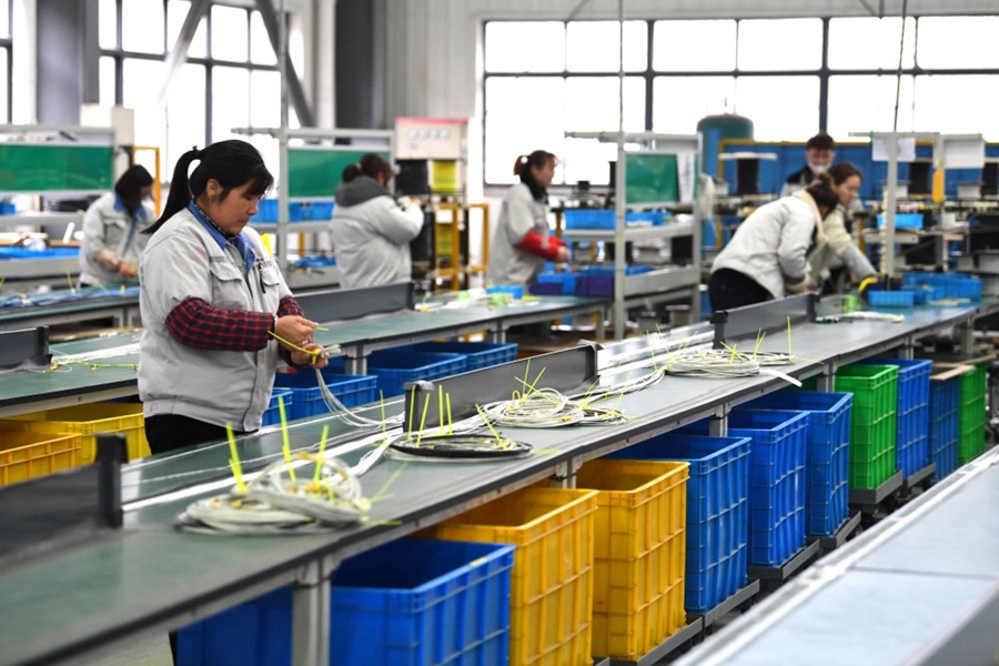 2022年2月16日，工作人員在安徽省滁州市汊河軌道交通裝備產(chǎn)業(yè)園的一家軌道交通裝備企業(yè)生產(chǎn)線上忙碌。安徽省滁州市來安縣汊河鎮(zhèn)地處皖蘇交界，緊鄰南京市江北新區(qū)。近年來，來安縣成為承接南京產(chǎn)業(yè)轉(zhuǎn)移的前沿陣地，汊河這個曾經(jīng)的傳統(tǒng)農(nóng)業(yè)小鎮(zhèn)緊抓機遇，開始深度融入長三角，參與產(chǎn)業(yè)協(xié)作分工。產(chǎn)業(yè)園吸引了越來越多長三角地區(qū)軌道交通企業(yè)入駐，形成了鐵路客車、城際軌道零部件研發(fā)、生產(chǎn)、銷售的產(chǎn)業(yè)集群。