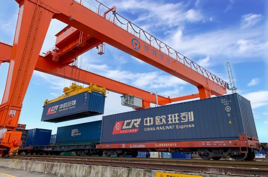 2022年4月29日，在鐵路合肥北站物流基地集裝箱作業(yè)區(qū)，龍門吊吊裝準備發(fā)運的中歐班列集裝箱。