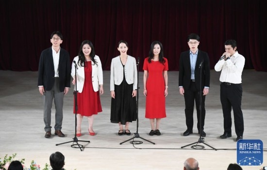 3月21日，國家開發(fā)銀行阿卡貝拉合唱團(tuán)在音樂會(huì)上演出。新華社記者 任超 攝