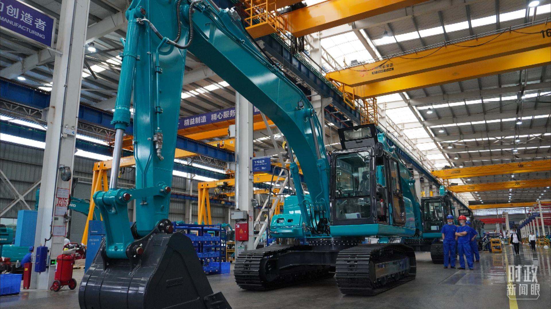 △這是山河智能大型挖掘機(jī)的組裝車間。2020年9月，習(xí)近平曾到此地考察。（總臺(tái)央視記者郭曉龍拍攝）