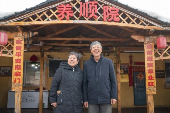 在伊春市友好區(qū)，伊春森工上甘嶺林業(yè)局有限責任公司溪水林場分公司退休職工劉養(yǎng)順（右）和老伴楊秋娥在自家農家院中（3月13日攝）。新華社記者 謝劍飛 攝