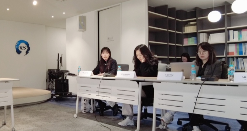 記者（左一）在交流活動上，以加強中日韓三國經濟合作、增進三國民眾相互理解為主題發(fā)表演講。權小星攝