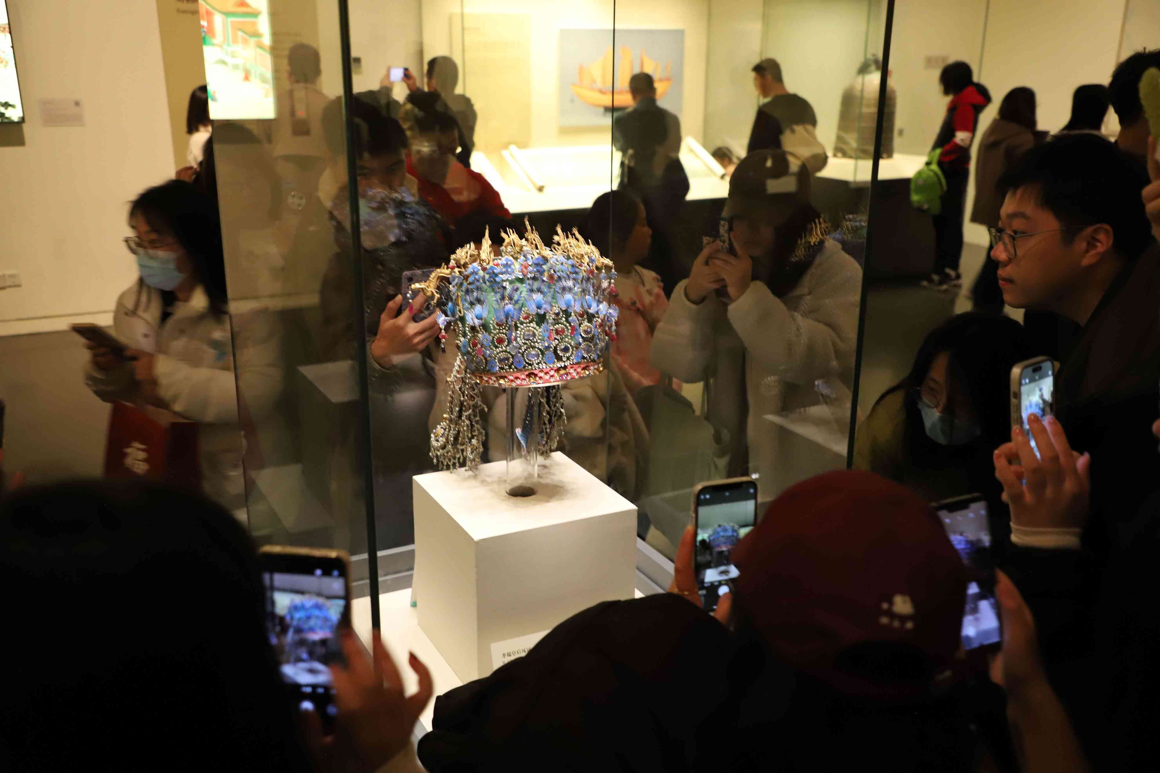 △ 2024年3月9日，北京，中國國家博物館，來自天南海北的游客在參觀藏品。