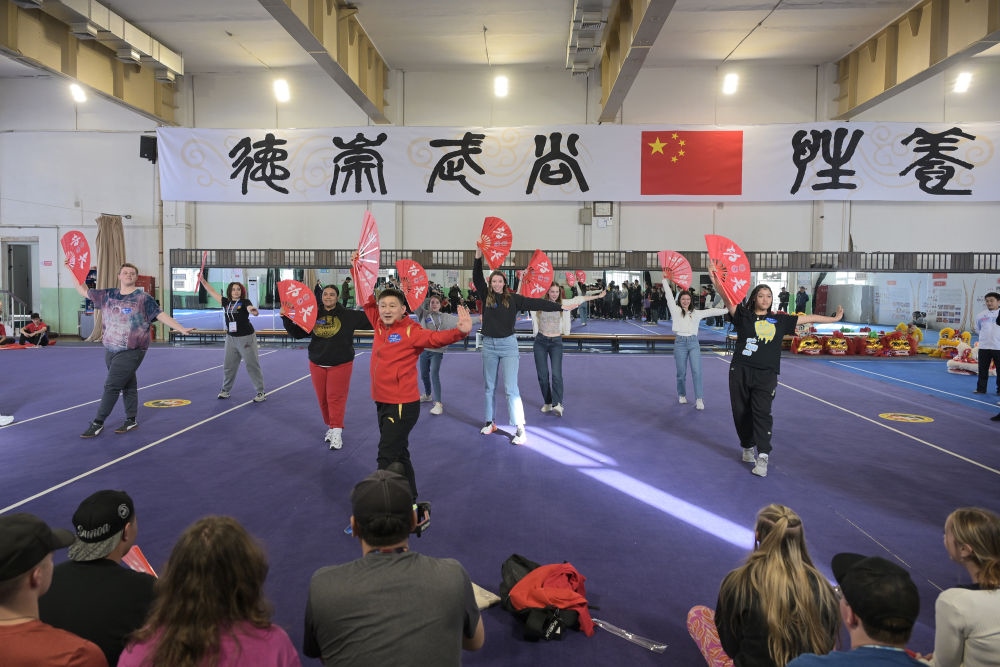 3月19日，美國(guó)華盛頓州中學(xué)生代表團(tuán)的成員在首都體育學(xué)院體驗(yàn)功夫扇。新華社記者 李鑫 攝