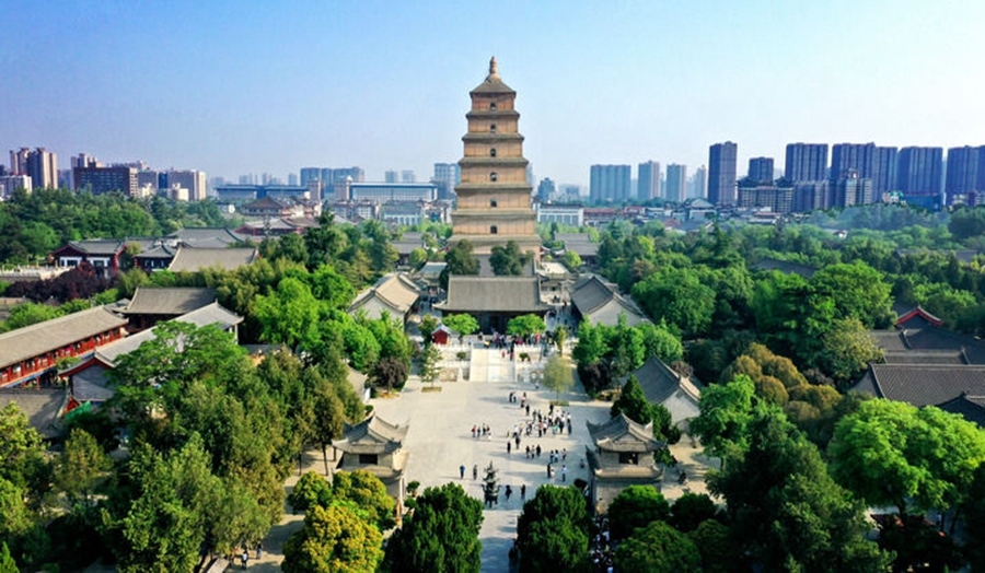  這是2023年4月19日拍攝的西安大雁塔（無人機(jī)照片）。2014年6月，由中國、哈薩克斯坦和吉爾吉斯斯坦三國聯(lián)合申報的“絲綢之路：長安-天山廊道的路網(wǎng)”成功列入《世界遺產(chǎn)名錄》,成為世界上第一個以聯(lián)合申報的形式成功列入世界遺產(chǎn)名錄的絲綢之路項目，也是聯(lián)合國教科文組織確定的絲綢之路54個廊道中第一個成功申遺的項目。新華社記者 劉瀟 攝