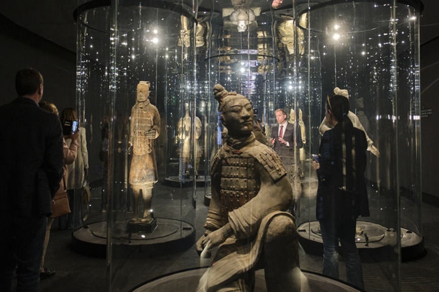  2023年3月28日，觀眾在西班牙阿利坎特參觀“中國秦漢文明的遺產(chǎn)”展覽。新華社記者 孟鼎博 攝