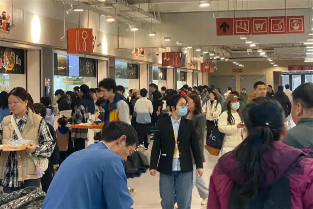 Ａ復(fù)旦大學食堂因外來“干飯人”太多.jpg