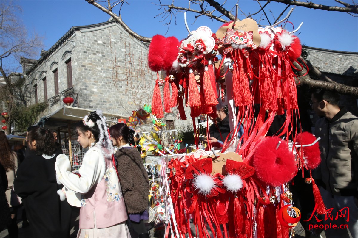 游客身著傳統(tǒng)服飾游南京老門東歷史文化街區(qū)。人民網(wǎng)記者 劉微攝