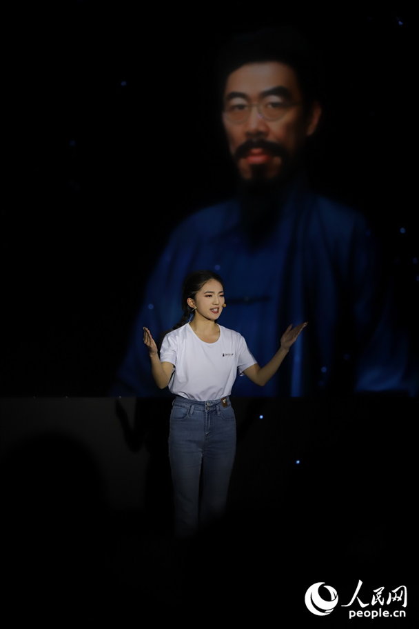 數(shù)字人“聞一多”與青年學(xué)生隔空對話。人民網(wǎng)記者 李發(fā)興攝