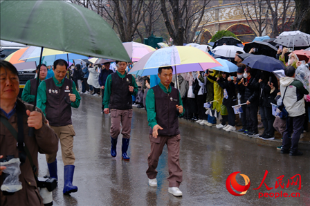 飼養(yǎng)員姜哲遠和宋永寬為“福寶”開路送行。人民網(wǎng) 李帆攝