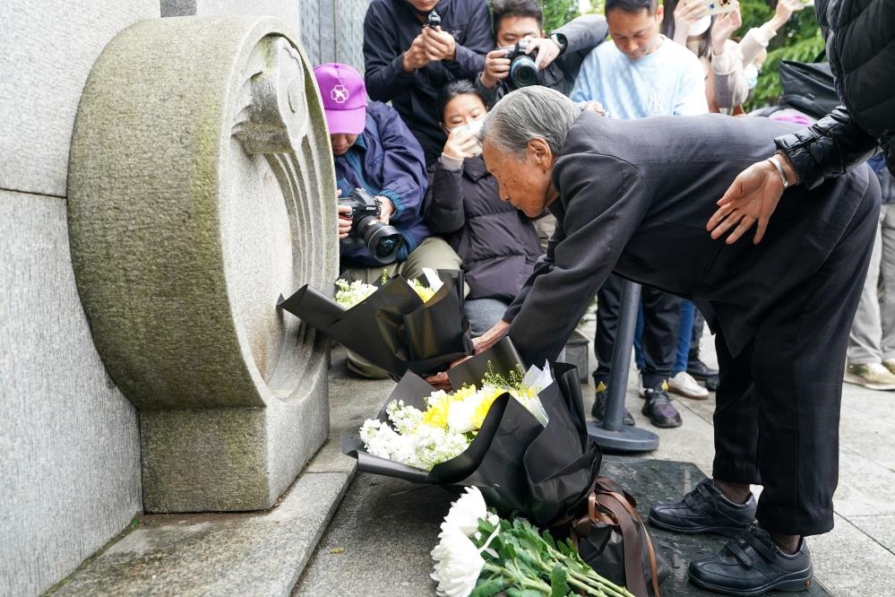 南京大屠殺幸存者夏淑琴在獻花。新華社記者李博 攝