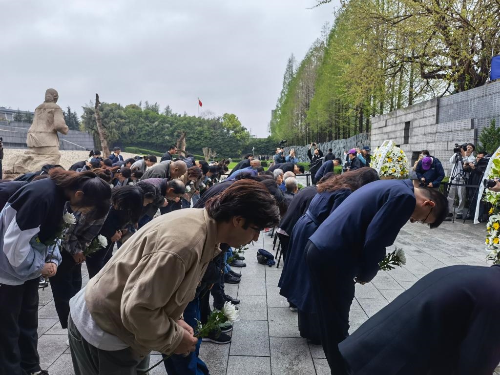 人們面向“哭墻”鞠躬。新華社記者邱冰清 攝