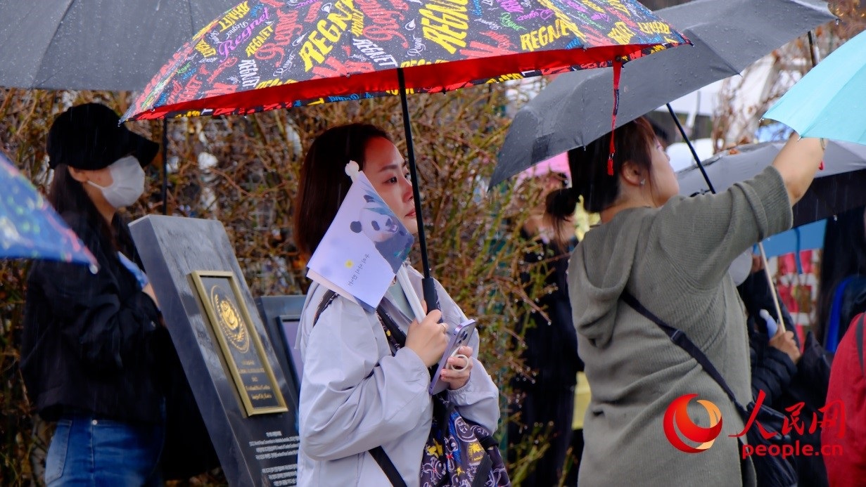 粉絲注視“福寶”車輛，滿眼不舍。 人民網(wǎng) 李帆攝