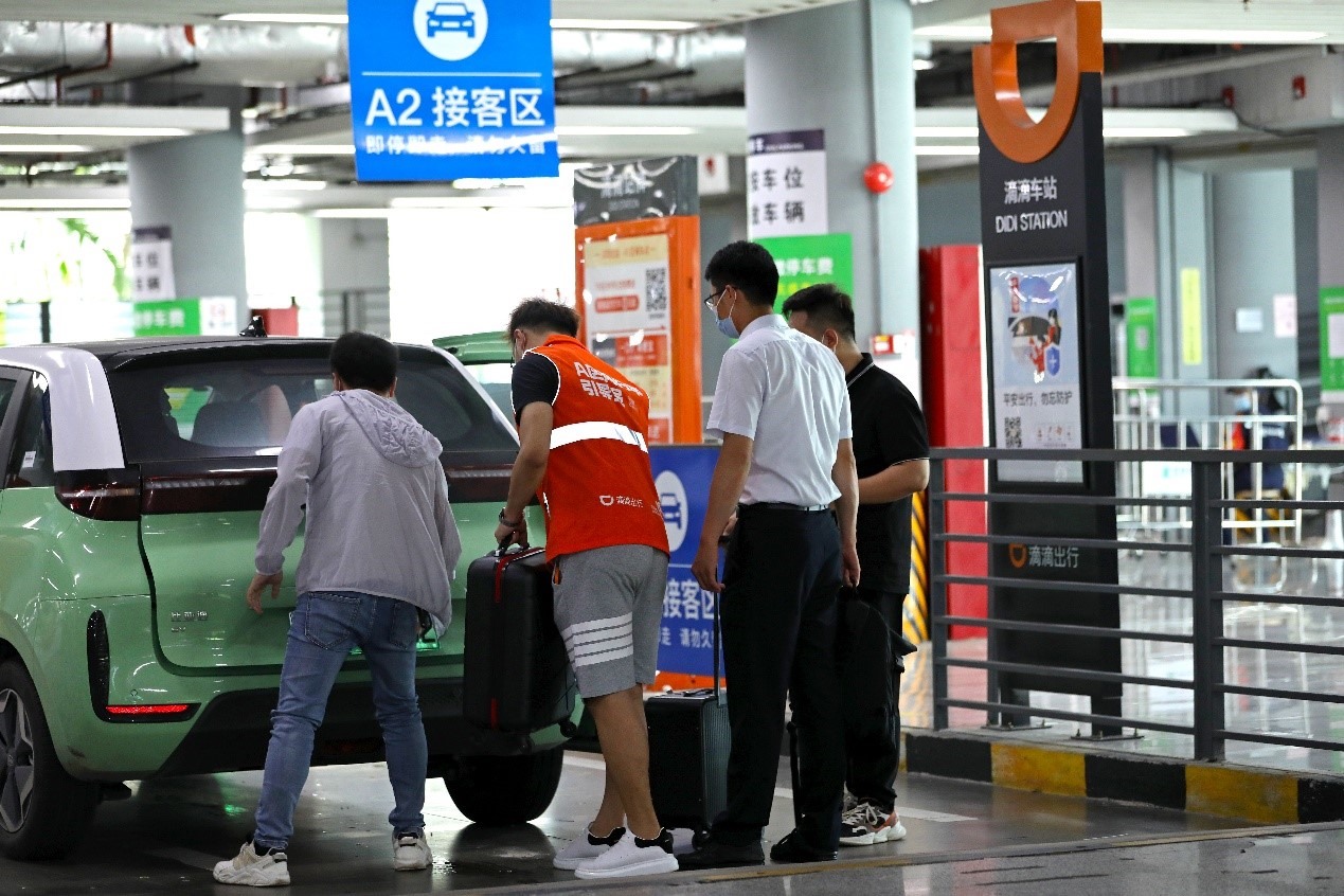 司機(jī)師傅在滴滴車站接乘客上車。（受訪者供圖）