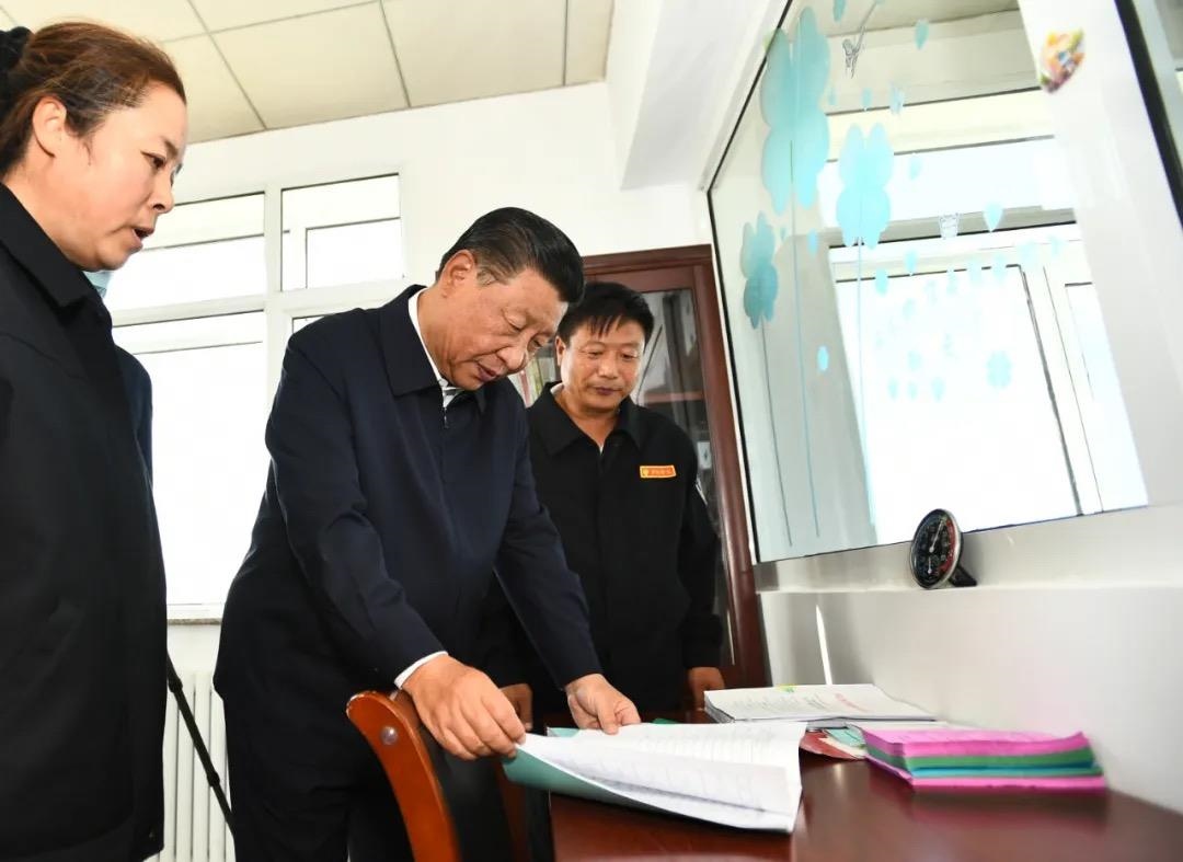 △2021年8月23日，在河北塞罕壩機械林場考察時，習(xí)近平總書記親切看望護(hù)林員劉軍、王娟夫婦，并登上望海樓，詳細(xì)了解他們的日常工作和飲食起居情況。