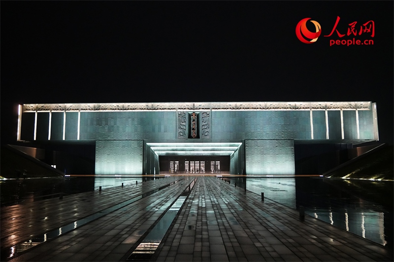夜間的殷墟博物館外景。人民網(wǎng)記者 韋衍行攝