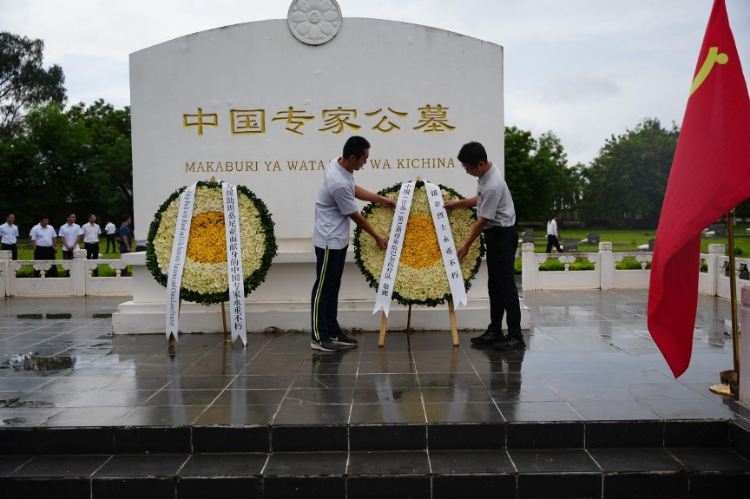 醫(yī)療隊(duì)隊(duì)長(zhǎng)敬獻(xiàn)花圈。中國(guó)援桑醫(yī)療隊(duì)供圖