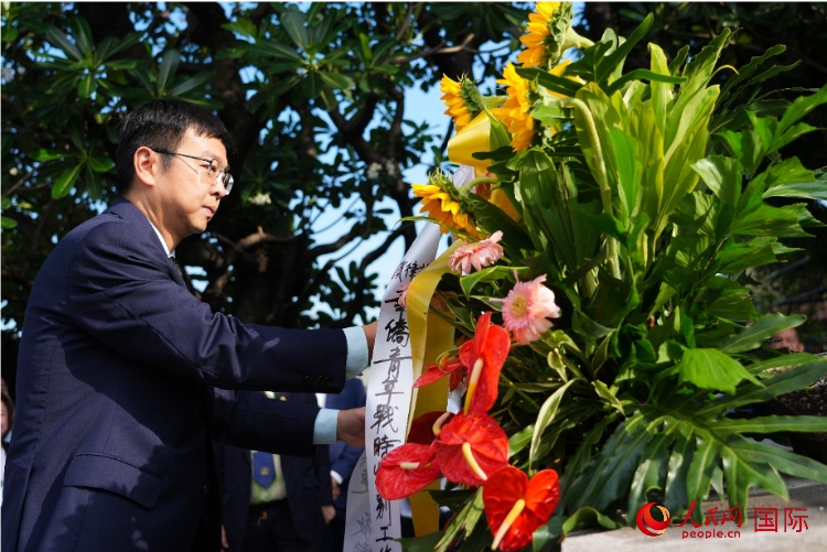 中國(guó)駐菲律賓使館周志勇臨時(shí)代辦一行向菲律賓華僑抗日烈士紀(jì)念碑、烈士墓等敬獻(xiàn)花圈。人民網(wǎng)記者 樊帆攝