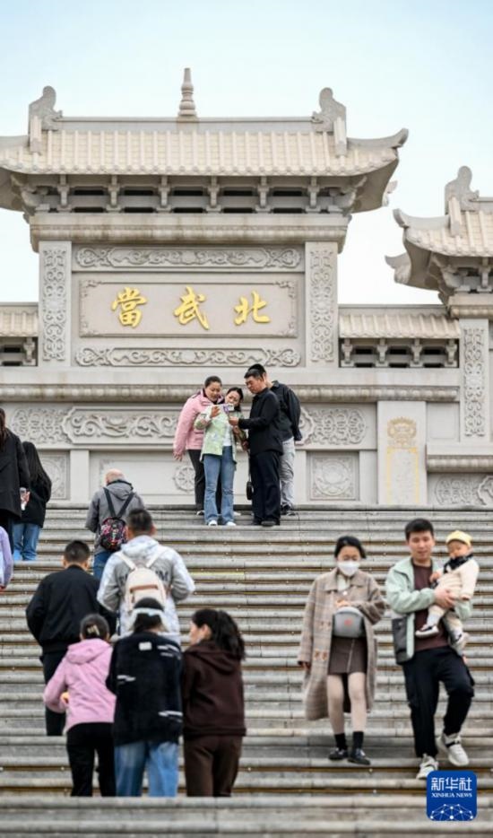 4月5日，游客在寧夏石嘴山市北武當(dāng)生態(tài)旅游區(qū)游玩、拍照。新華社記者 馮開(kāi)華 攝