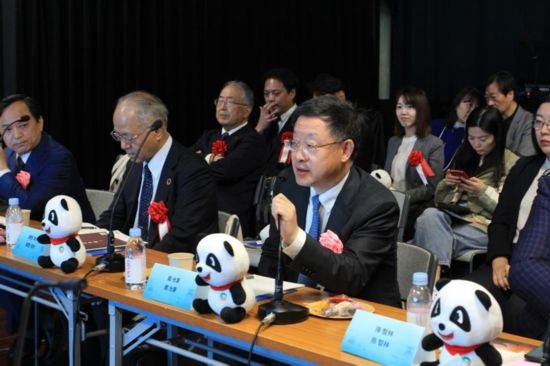 圖為四川省文化和旅游廳廳長戴允康向日本友人介紹四川旅游資源。（中國駐東京旅游辦事處供圖）