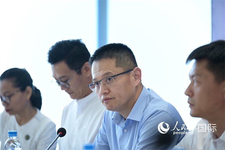 緬甸中國(guó)企業(yè)商會(huì)會(huì)長(zhǎng)、工商銀行仰光分行行長(zhǎng)劉銘介紹有關(guān)情況-人民網(wǎng)記者謝佳君攝