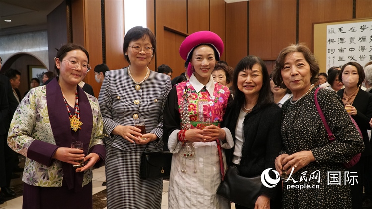 來(lái)賓與茨姆等人熱烈交流并合影留念。人民網(wǎng) 蔣曉辰攝
