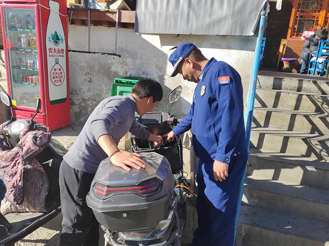 拉薩市消防救援支隊(duì)組織開展電動(dòng)自行車消防安全檢查工作。受訪者供圖