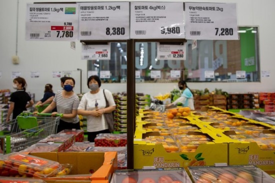 2022年7月9日，人們在韓國高陽市一家超市水果區(qū)購物。新華社記者王益亮攝