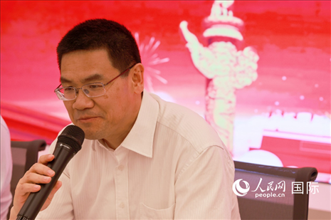北京海外聯(lián)誼會會長楊晉柏在座談會上致辭。人民網(wǎng)記者 陳海琪攝