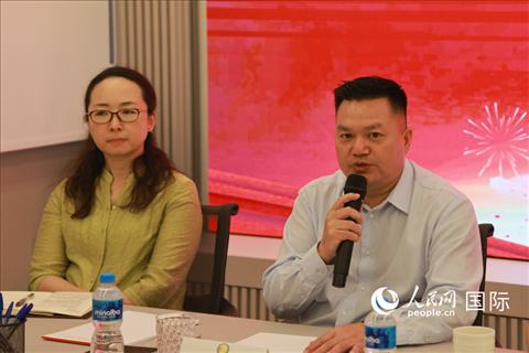 巴西和統(tǒng)會會長張小春（右）在座談會上致辭。人民網(wǎng)記者 陳海琪攝