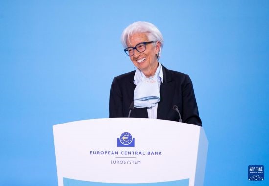 4月11日，歐洲中央銀行行長拉加德在德國法蘭克福歐洲中央銀行總部出席新聞發(fā)布會(huì)。新華社記者 張帆 攝
