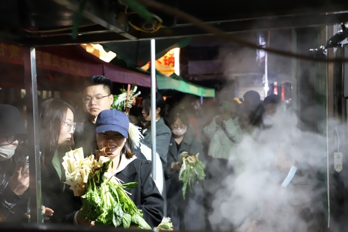 天水麻辣燙爆火，游客正在排隊(duì)。圖片來(lái)源：天水市融媒體中心