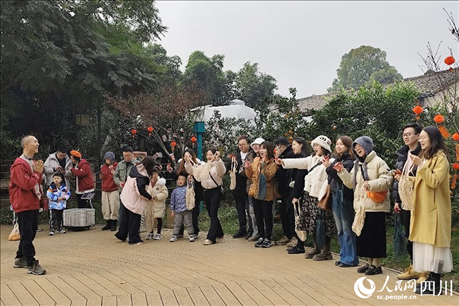 葉科（左一）給前來參與活動的“柑爸柑媽”介紹生態(tài)種植果。人民網(wǎng)記者朱虹攝