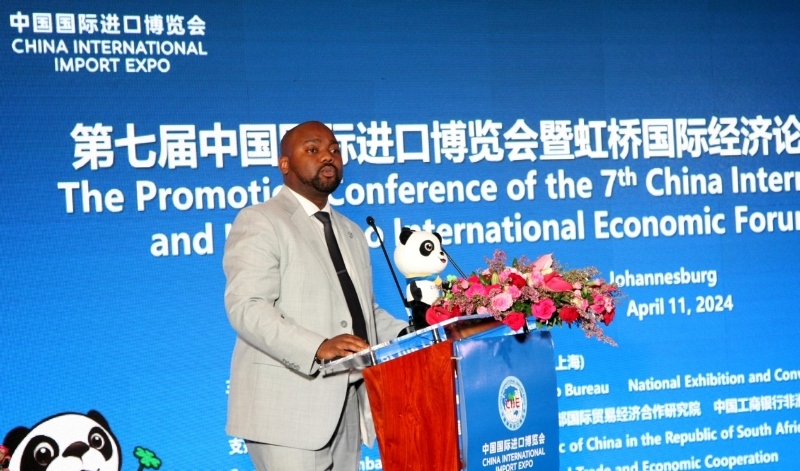 標(biāo)準(zhǔn)銀行集團企業(yè)與商業(yè)銀行部國際貿(mào)易總經(jīng)理武巴致辭。（圖片來源：中國國際進口博覽會官微）